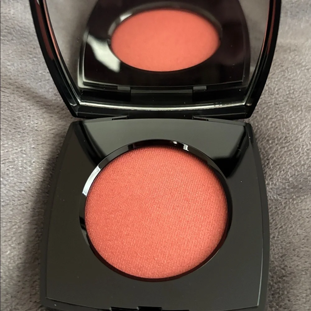 CHANEL Cream to powder blush. Color Rose Radiant. New